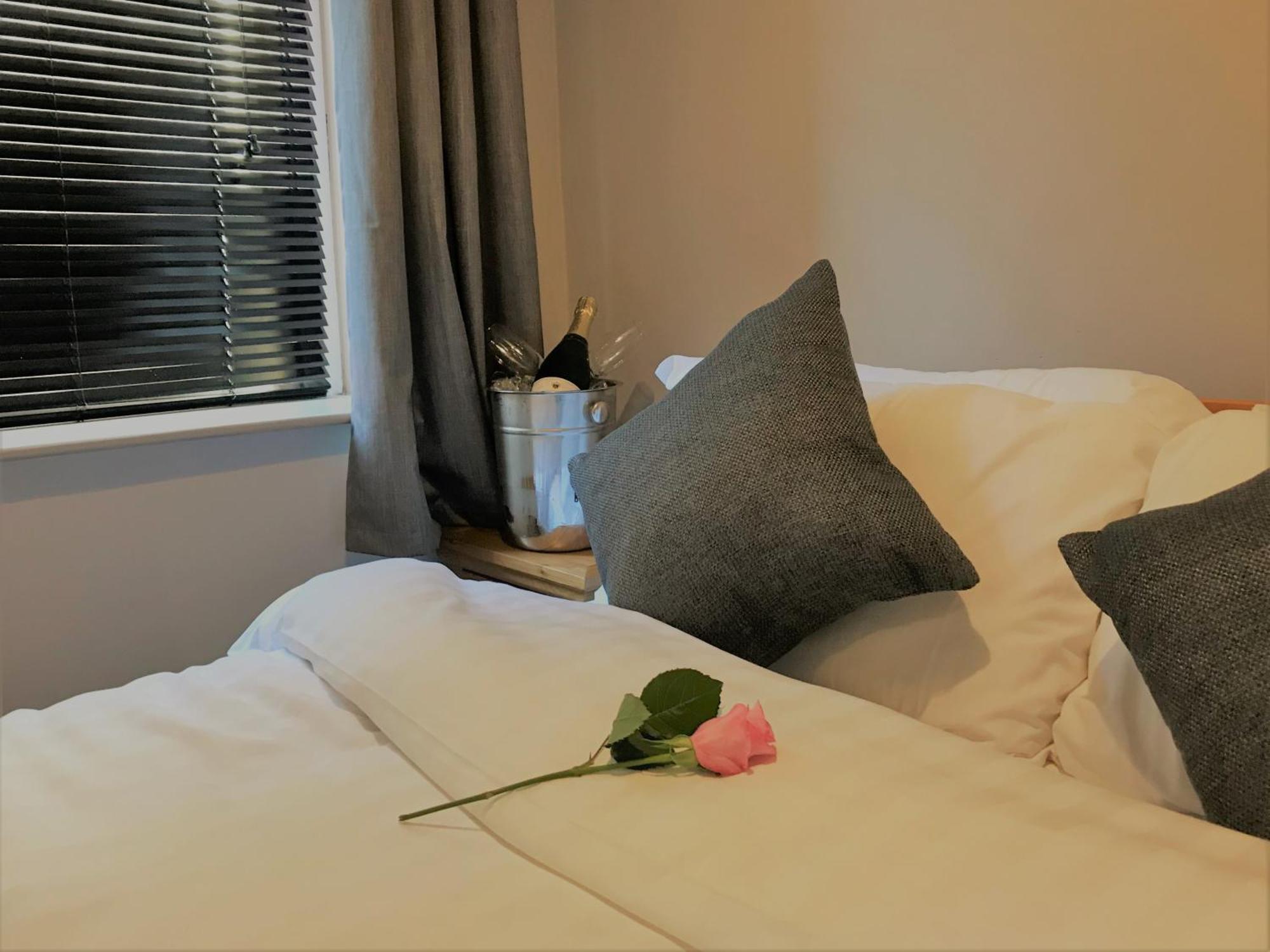 เดอะ ไลอ้อน ผับ แอนด์ กริลล์ Hotel ซาวเวอร์บีบริดจ์ ภายนอก รูปภาพ